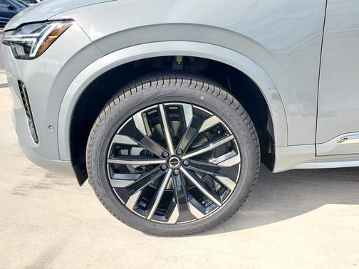 2025 Volvo XC90 B5 Core