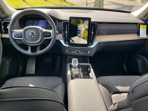 2025 Volvo XC90 B5 Core