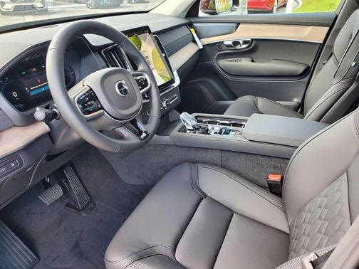 2025 Volvo XC90 Plug-In Hybrid T8 Plus 7-Seater