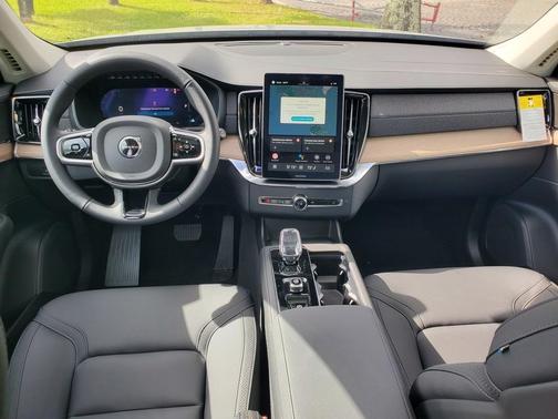2025 Volvo XC90 B5 Core