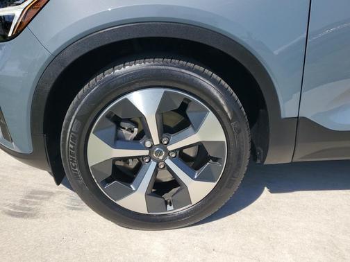 2023 Volvo XC40 B5 Plus Bright Theme