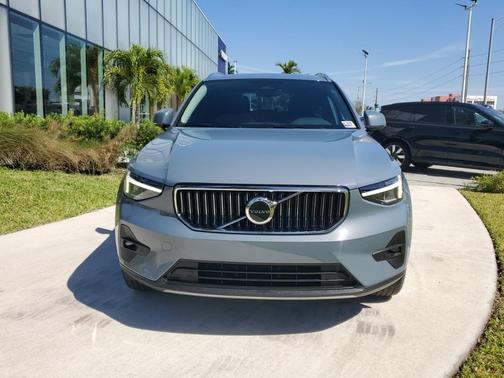 2023 Volvo XC40 B5 Plus Bright Theme