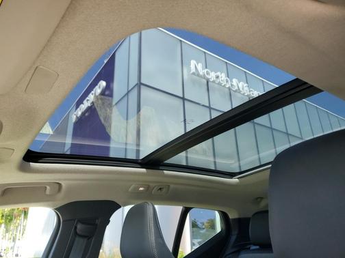 2023 Volvo XC40 B5 Plus Bright Theme