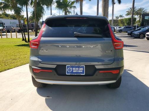 2023 Volvo XC40 B5 Plus Bright Theme