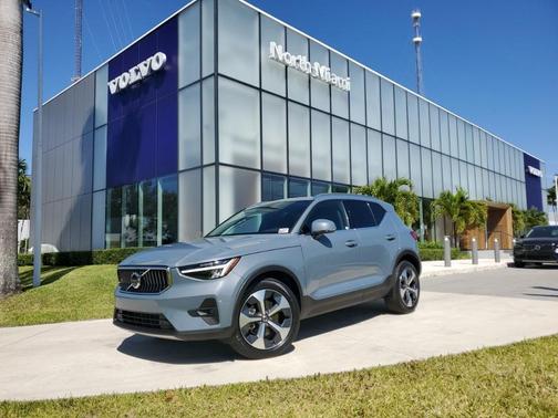 2023 Volvo XC40 B5 Plus Bright Theme