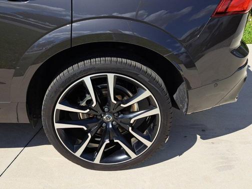 2024 Volvo XC60 Recharge Plug-In Hybrid T8 Ultimate Dark Theme