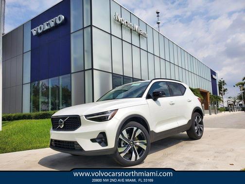 2025 Volvo XC40 B5 Plus Dark Theme