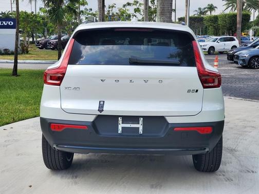 2025 Volvo XC40 B5 Plus Dark Theme