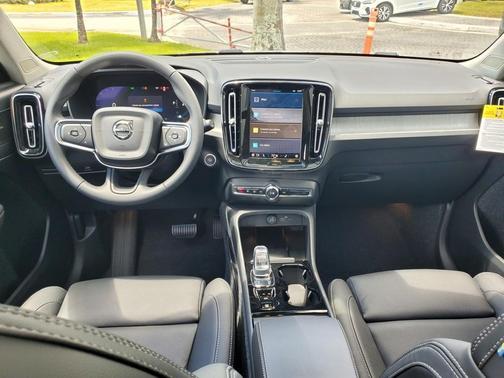 2025 Volvo XC40 B5 Plus Dark Theme