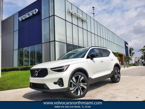 2025 Volvo XC40 B5 Plus Dark Theme