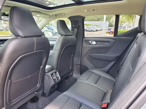 2025 Volvo XC40 B5 Plus Dark Theme