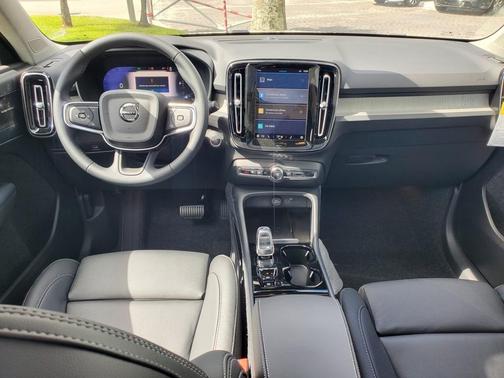 2025 Volvo XC40 B5 Ultra Bright Theme