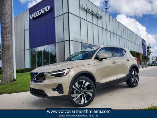 2025 Volvo XC40 B5 Ultra Bright Theme