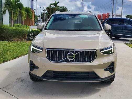 2025 Volvo XC40 B5 Ultra Bright Theme
