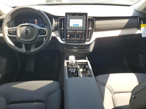 2025 Volvo XC90 B5 Plus 7-Seater