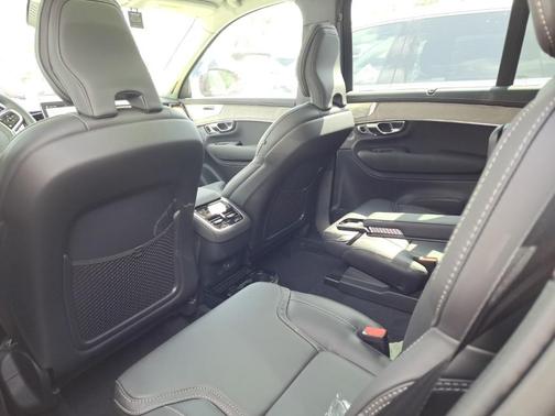 2025 Volvo XC90 B5 Ultra 6-Seater