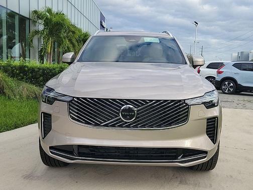 Bright 2026 Volvo XC90 B6 Plus 7-Seater
