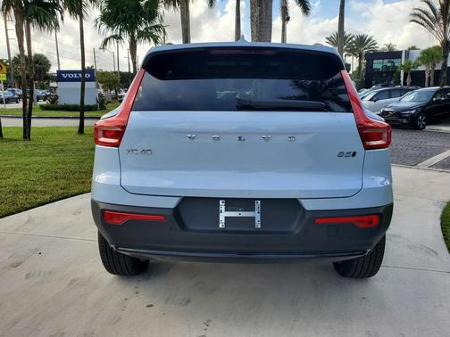2025 Volvo XC40 B5 Plus Dark Theme