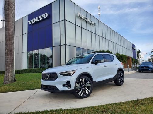 2025 Volvo XC40 B5 Plus Dark Theme