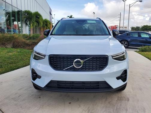 2025 Volvo XC40 B5 Plus Dark Theme