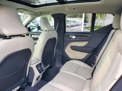 2025 Volvo XC40 B5 Plus Dark Theme