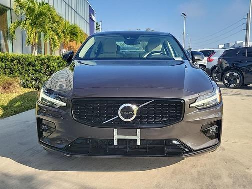 2023 Volvo S60 B5 Core Dark Theme