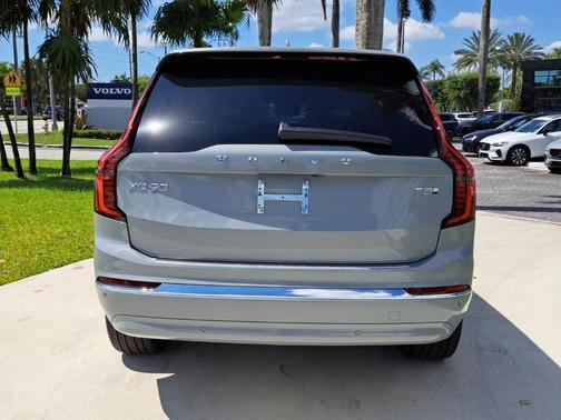 2025 Volvo XC90 Plug-In Hybrid T8 Plus 6-Seater