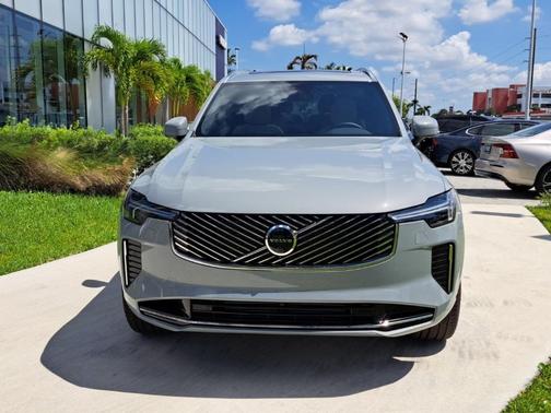 2025 Volvo XC90 Plug-In Hybrid T8 Plus 6-Seater