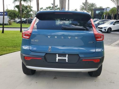 2025 Volvo XC40 B5 Plus Bright Theme