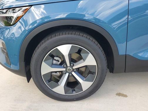 2025 Volvo XC40 B5 Plus Bright Theme