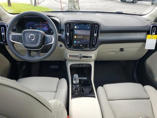 2025 Volvo XC40 B5 Plus Bright Theme