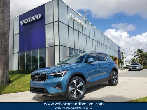 2025 Volvo XC40 B5 Plus Bright Theme