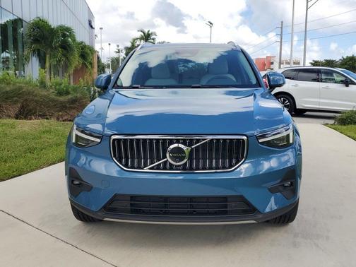 2025 Volvo XC40 B5 Plus Bright Theme