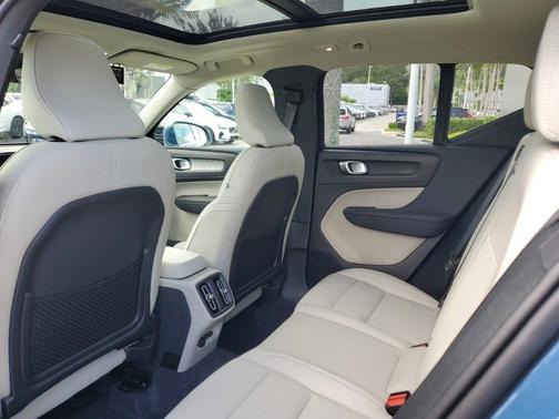 2025 Volvo XC40 B5 Plus Bright Theme