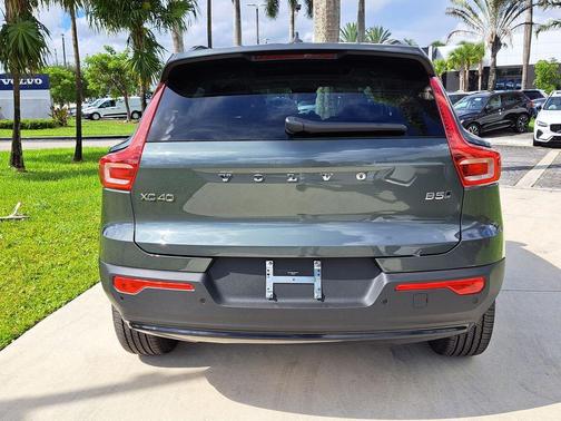 Forest Green 2026 Volvo XC40 B5 Plus