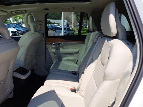 2021 Volvo XC90 T6 Momentum 7 Passenger