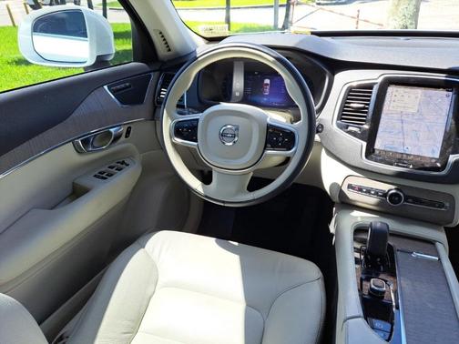 2023 Volvo XC90 B5 Plus