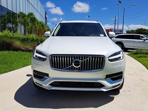 2023 Volvo XC90 B5 Plus