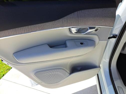 2023 Volvo XC90 B5 Plus
