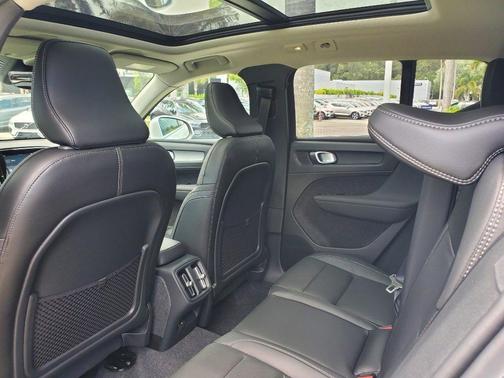 2025 Volvo XC40 B5 Core Bright Theme