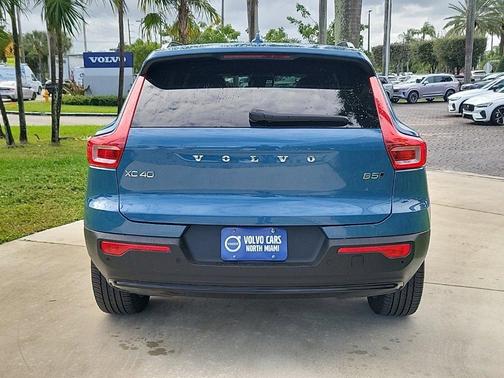 2025 Volvo XC40 B5 Plus Dark Theme