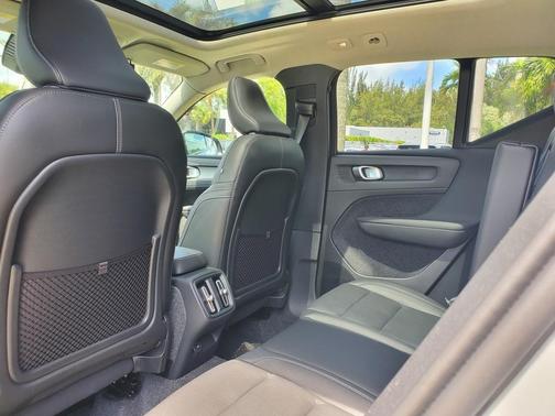 2025 Volvo XC40 B5 Plus Dark Theme