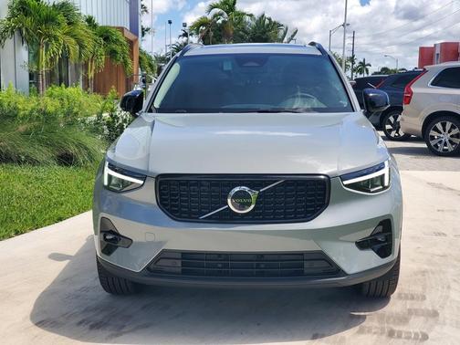 2025 Volvo XC40 B5 Plus Dark Theme
