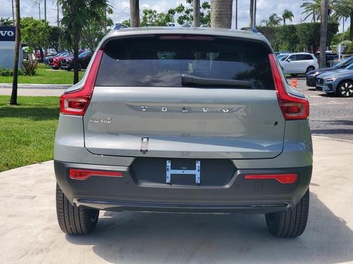 2025 Volvo XC40 B5 Plus Dark Theme