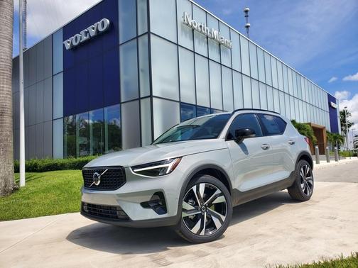 2025 Volvo XC40 B5 Plus Dark Theme