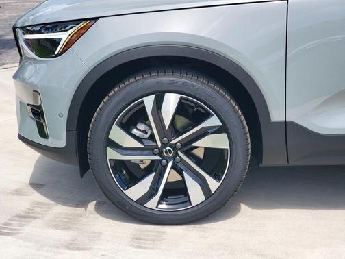 2025 Volvo XC40 B5 Plus Dark Theme