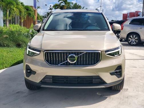 2025 Volvo XC40 B5 Core Bright Theme