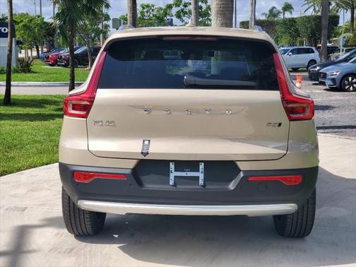 2025 Volvo XC40 B5 Core Bright Theme