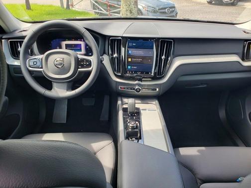 2025 Volvo XC60 B5 Plus