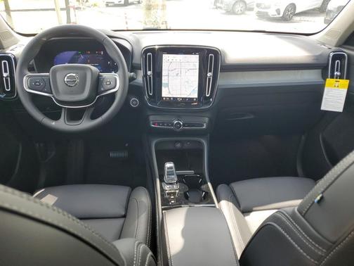 2025 Volvo XC40 B5 Plus Bright Theme